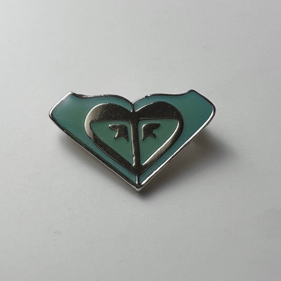 Roxy Grey Heart Logo Surfboards Vintage Brooch Teal Blue - Picture 1 of 3